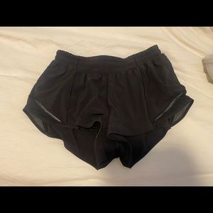Lululemon hotty hot shorts 2.5 inch size 6